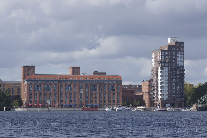 Berlin. Spandau. Havel Altstadthafen am Seeturm. Yachthafen
30. 9. 2012. Berlin. Spandau. Fluss Havel. Obere Havel. Altstadthafen am Seeturm. Yachthafen
Schlüsselwörter: Altstadthafen;Berlin;Deutschland;Germany;Hakenfelde;Havel;Seeturm;Spandau;2012;Yachthafen