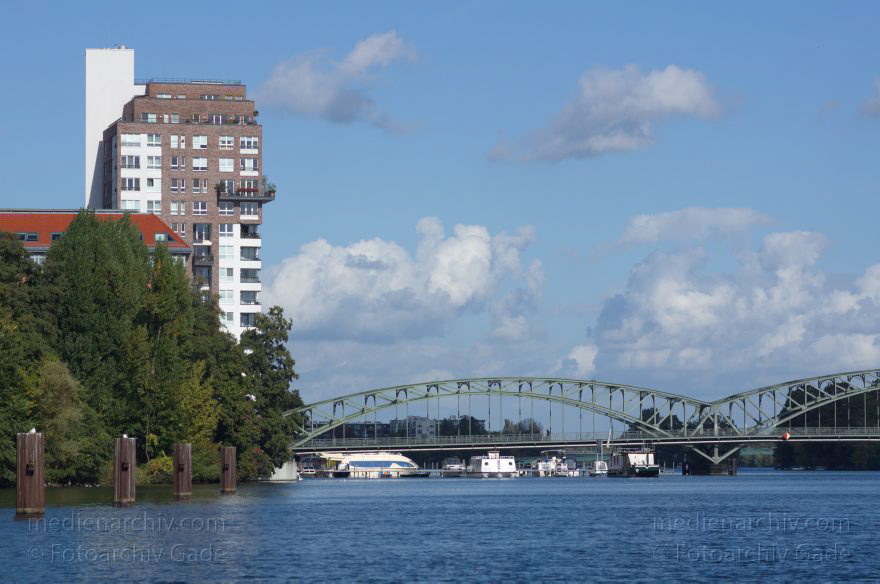 Berlin. Spandau. Havel Seeturm an der Eiswerderbrücke
30. 9. 2012. Berlin. Spandau. Fluss Havel. Obere Havel. Seeturm an der Eiswerderbrücke
Schlüsselwörter: Berlin;Deutschland;Eiswerderbrücke;Fluss;Germany;Hakenfelde;Havel;Obere Havel;Seeturm;2012;Spandau