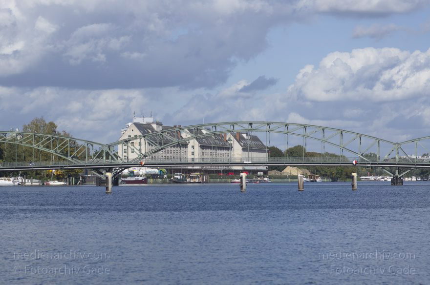 Berlin. Spandau. Havel Eiswerderbrücke. Speicher
30. 9. 2012. Berlin. Spandau. Fluss Havel. Obere Havel. Eiswerderbrücke. Speicher
Schlüsselwörter: Berlin;Deutschland;Eiswerderbrücke;Fluss;Germany;Havel;Obere Havel;Spandau;2012;Speicher