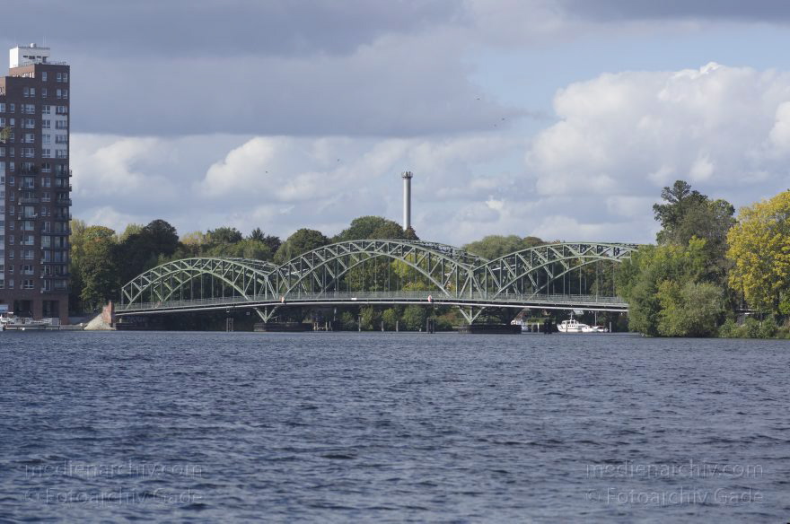 Berlin. Spandau. Havel Eiswerderbrücke
30. 9. 2012. Berlin. Spandau. Fluss Havel. Obere Havel. Eiswerderbrücke
Schlüsselwörter: Berlin;Deutschland;Eiswerderbrücke;Fluss;Germany;Havel;Obere Havel;2012;Spandau