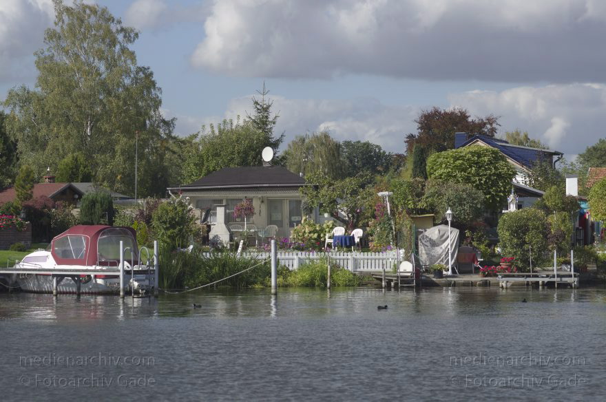 Berlin. Spandau. Havel Laube am Wasser.
23. 9. 2012. Berlin. Spandau. Fluss. Obere Havel. Laube am Wasser.
Schlüsselwörter: Berlin;Deutschland;Fluss;Germany;Havel;Laube;Obere Havel;2012;Spandau