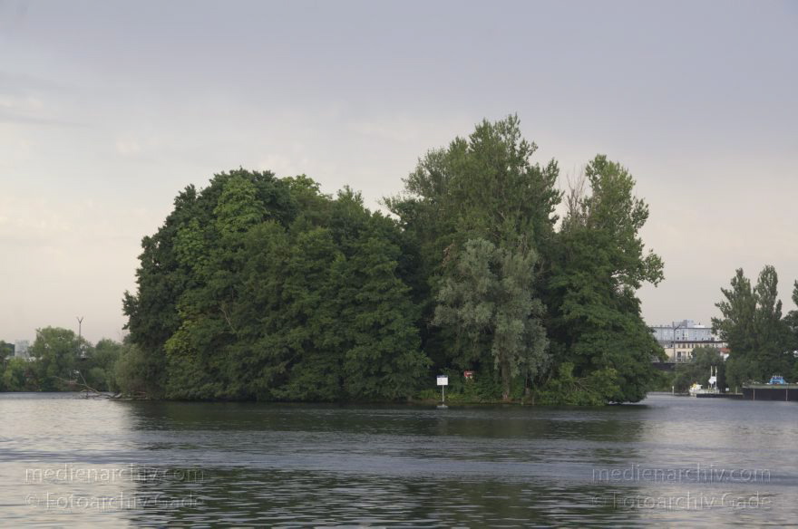 Berlin. Spandau. Insel Großer Wall im Fluss Havel
3. 8. 2013. Berlin. Spandau. Fluss. Obere Havel. Insel Großer Wall
Schlüsselwörter: Berlin;Fluss;Germany;Großer Wall;Havel;Insel;Spandau;Tegel;Tegeler See;2013;Valentinswerder