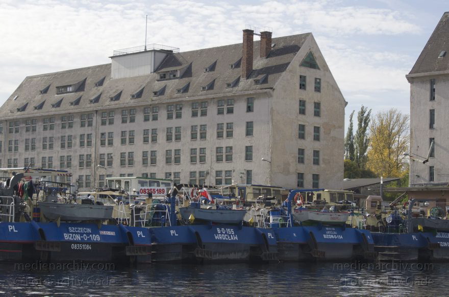 Berlin. Spandau. Hakenfelde. Fluss Havel
19. 10. 2013. Berlin. Spandau. Hakenfelde. Fluss Havel. Speicher. Wasserstadt. Boote. Schiffe. Binnenschiffe. Kohle
Schlüsselwörter: Berlin;Binnenschiffe;Fluss;Germany;Hakenfelde;Havel;Schiffe;Spandau;2013;Speicher