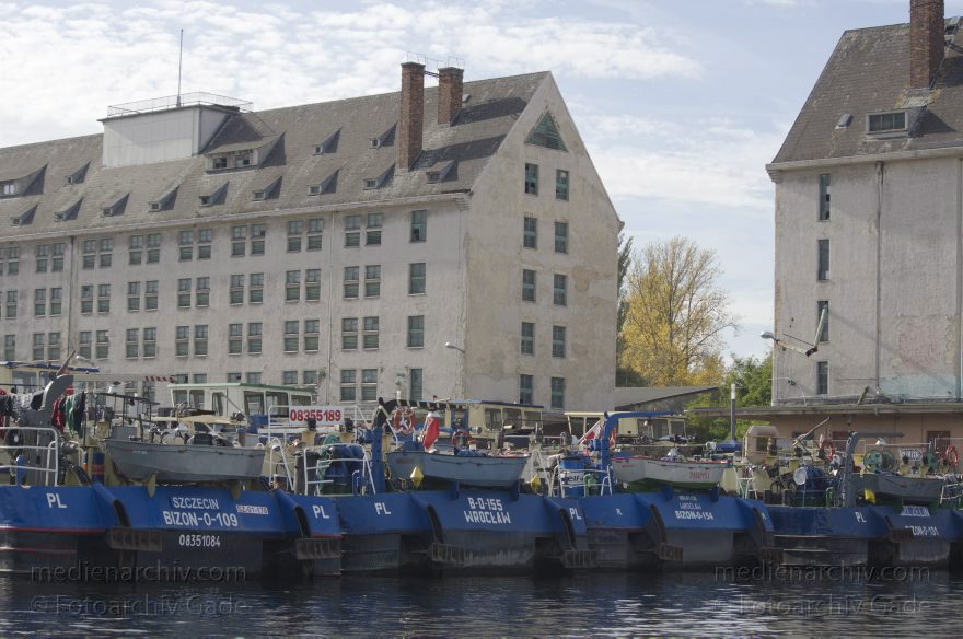 Berlin. Spandau. Hakenfelde. Fluss Havel
19. 10. 2013. Berlin. Spandau. Hakenfelde. Fluss Havel. Speicher. Wasserstadt. Boote. Schiffe. Binnenschiffe. Kohle
Schlüsselwörter: Berlin;Binnenschiffe;Fluss;Germany;Hakenfelde;Havel;Schiffe;Spandau;2013;Speicher