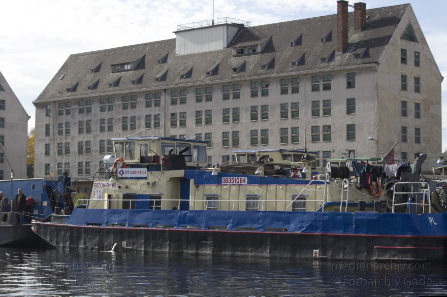 Berlin. Spandau. Hakenfelde. Fluss Havel
19. 10. 2013. Berlin. Spandau. Hakenfelde. Fluss Havel. Speicher. Wasserstadt. Boote. Schiffe. Binnenschiffe. Kohle
Schlüsselwörter: Berlin;Binnenschiffe;Fluss;Germany;Hakenfelde;Havel;Schiffe;Spandau;2013;Speicher