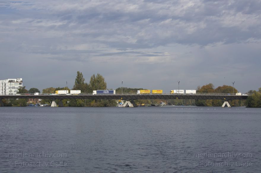 Berlin. Spandau. Hakenfelde. Fluss Havel
19. 10. 2013. Berlin. Spandau. Hakenfelde. Fluss Havel. Auf der Wasserstadtbrücke parken gerne die LKW der Paketdienste.
Schlüsselwörter: Berlin;Brücke;Fluss;Germany;Hakenfelde;Havel;Spandau;2013;Wasserstadtbrücke