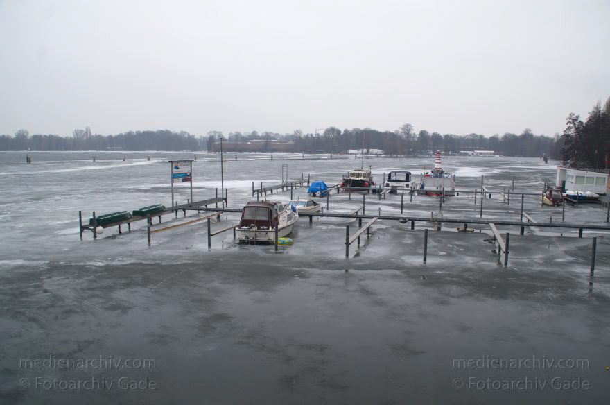 Berlin. Spandau. Altstadthafen. Fluss Havel. Eisdecke
2. 2. 2014. Berlin. Spandau. Altstadthafen. Fluss Havel. Eisdecke. Boote am Steg
Schlüsselwörter: Altstadthafen;Berlin;Boote;Eis;Fluss;Germany;Havel;Schnee;Spandau;2014;Winter