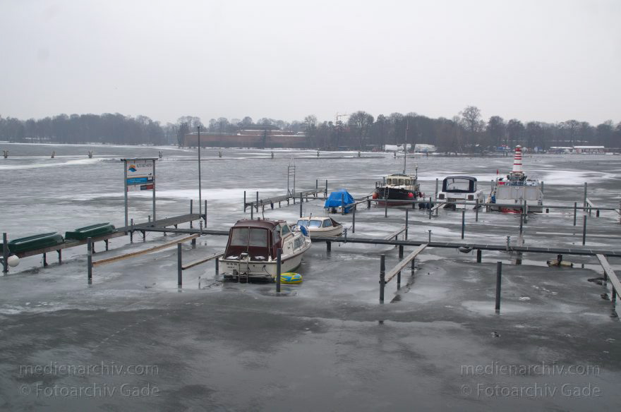 Berlin. Spandau. Altstadthafen. Fluss Havel. Eisdecke
2. 2. 2014. Berlin. Spandau. Altstadthafen. Fluss Havel. Eisdecke. Boote am Steg
Schlüsselwörter: Altstadthafen;Berlin;Boote;Eis;Fluss;Germany;Havel;Schnee;Spandau;2014;Winter