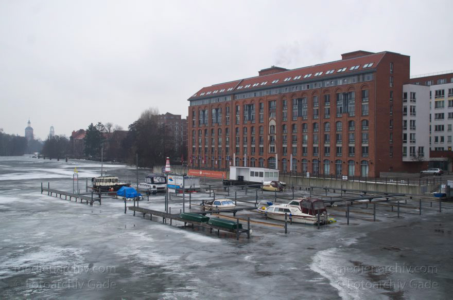 Berlin. Spandau. Altstadthafen. Fluss Havel. Eisdecke
2. 2. 2014. Berlin. Spandau. Altstadthafen. Fluss Havel. Eisdecke. Boote am Steg
Schlüsselwörter: Altstadthafen;Berlin;Eis;Fluss;Germany;Havel;Schnee;Spandau;2014;Winter