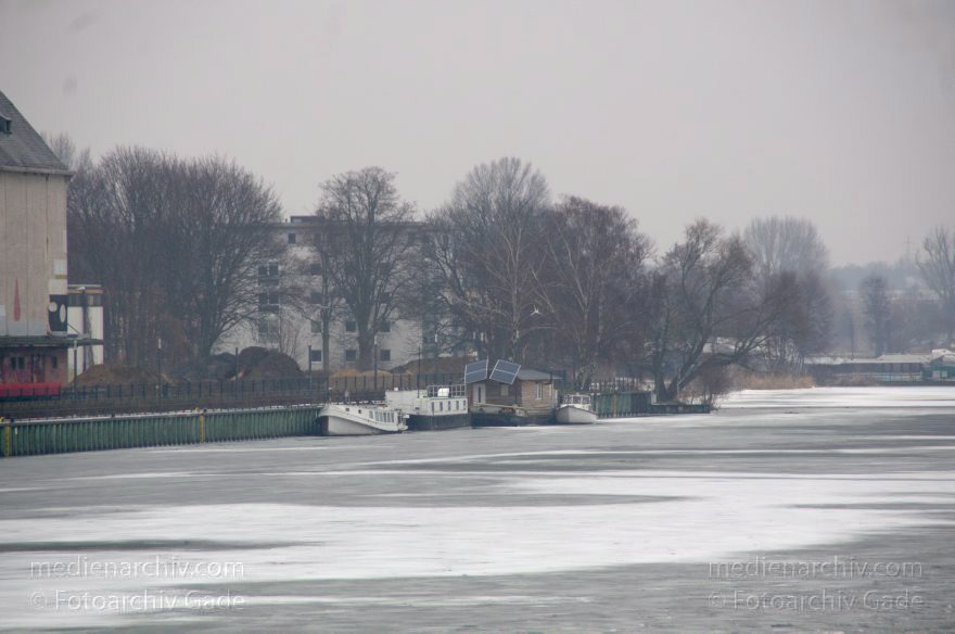Berlin. Spandau. Fluss Havel. Eisdecke
2. 2. 2014. Berlin. Spandau. Fluss Havel. Eisdecke
Schlüsselwörter: Berlin;Eis;Fluss;Germany;Havel;Schnee;Spandau;2014;Winter