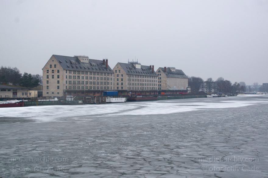 Berlin. Spandau. Fluss Havel. Eisdecke
2. 2. 2014. Berlin. Spandau. Fluss Havel. Eisdecke. Speicher
Schlüsselwörter: Berlin;Eis;Fluss;Germany;Havel;Schnee;Spandau;Speicher;2014;Winter