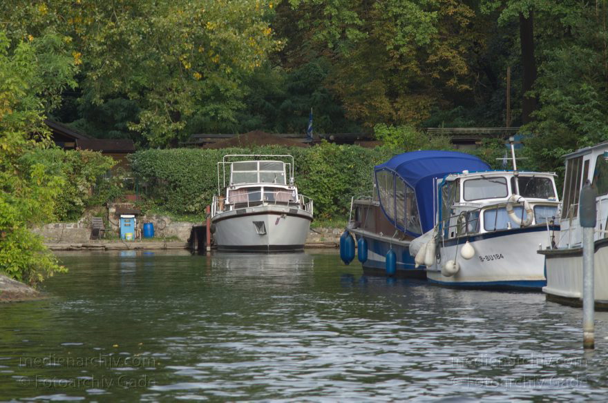 Berlin. Spandau. Havel Insel Eiswerder. Boote am Liegeplatz
21. 9. 2012. Berlin. Spandau. Fluss. Obere Havel. Insel Eiswerder. Boote am Liegeplatz
Schlüsselwörter: Berlin;Boote;Deutschland;Eiswerder;Fluss;Germany;Havel;Insel;Motorboote;Obere Havel;2012;Spandau