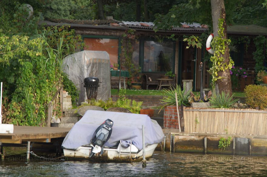 Berlin. Spandau. Havel Insel Eiswerder. Boote am Liegeplatz
21. 9. 2012. Berlin. Spandau. Fluss. Obere Havel. Insel Eiswerder. Boote am Liegeplatz
Schlüsselwörter: Berlin;Boote;Deutschland;Eiswerder;Fluss;Germany;Havel;Insel;Motorboote;Obere Havel;2012;Spandau