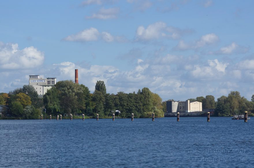 Berlin. Spandau. Havel Insel Eiswerde. Rhenus AGr
30. 9. 2012. Berlin. Spandau. Fluss Havel. Obere Havel. Insel Eiswerde. Rhenus AGr
Schlüsselwörter: Berlin;Deutschland;Eiswerder;Fluss;Germany;Havel;Insel;Obere Havel;Rhenus AG;2012;Spandau