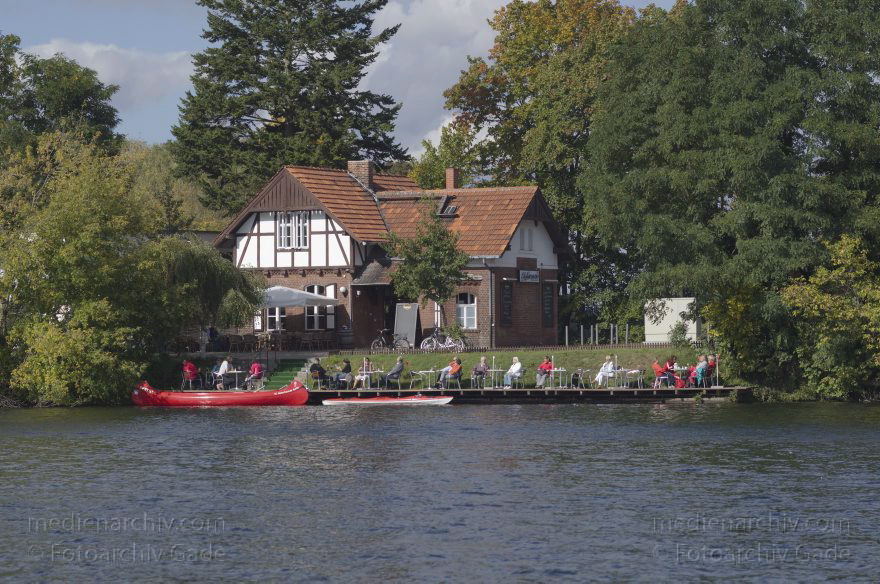 Berlin. Spandau. Havel Insel Eiswerder. Restaurant Stilbruch. Kanus am Bootsanleger
30. 9. 2012. Berlin. Spandau. Fluss Havel. Obere Havel. Insel Eiswerder. Restaurant Stilbruch. Kanus am Bootsanleger
Schlüsselwörter: Berlin;Boote;Deutschland;Eiswerder;Fluss;Gastanleger;Germany;Havel;Insel;Kanus;Obere Havel;Restaurant;Spandau;2012;Stilbruch