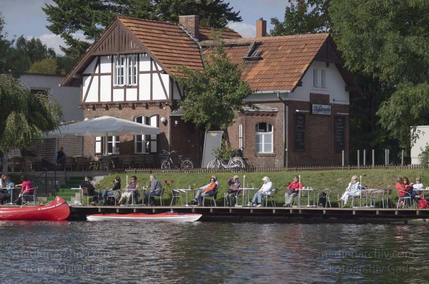 Berlin. Spandau. Havel Insel Eiswerder. Restaurant Stilbruch. Kanus am Bootsanleger
30. 9. 2012. Berlin. Spandau. Fluss Havel. Obere Havel. Insel Eiswerder. Restaurant Stilbruch. Kanus am Bootsanleger
Schlüsselwörter: Berlin;Deutschland;Eiswerder;Fluss;Gastanleger;Germany;Havel;Insel;Kanus;Obere Havel;Restaurant;Spandau;2012;Stilbruch