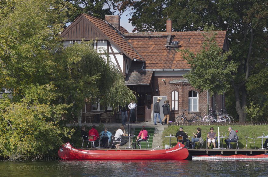 Berlin. Spandau. Havel Insel Eiswerder. Restaurant Stilbruch. Kanus am Bootsanleger
30. 9. 2012. Berlin. Spandau. Fluss Havel. Obere Havel. Insel Eiswerder. Restaurant Stilbruch. Kanus am Bootsanleger
Schlüsselwörter: Berlin;Boote;Deutschland;Eiswerder;Fluss;Gastanleger;Germany;Havel;Insel;Kanus;Obere Havel;Restaurant;Spandau;2012;Stilbruch