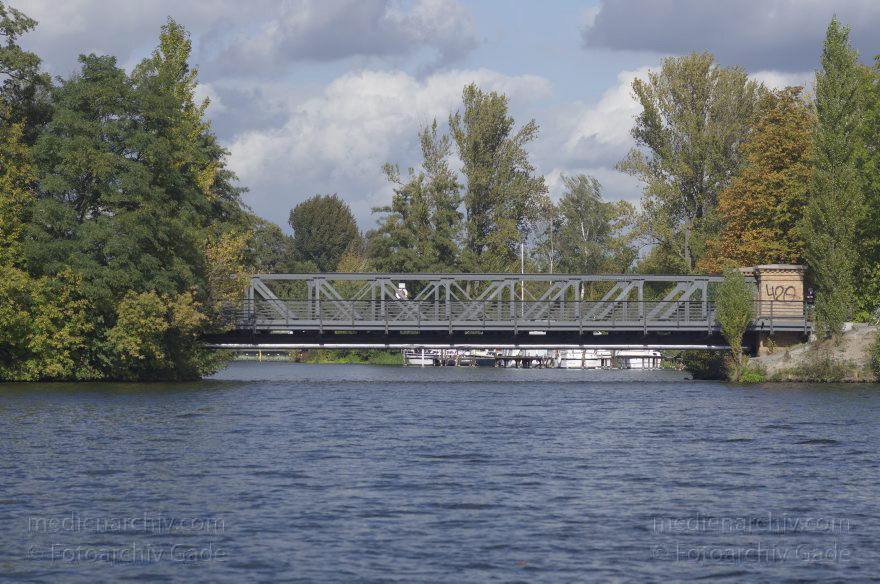 Berlin. Spandau. Havel Kleine Brücke zur Insel Eiswerder
30. 9. 2012. Berlin. Spandau. Fluss Havel. Obere Havel. Kleine Brücke zur Insel Eiswerder
Schlüsselwörter: Berlin;Brücke;Deutschland;Eiswerder;Fluss;Germany;Havel;Insel;Obere Havel;2012;Spandau