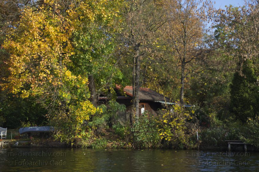 Berlin. Spandau. Insel Eiswerder im Fluss Havel
22. 10 2013. Berlin. Spandau. Insel Eiswerder im Fluss Havel. Herbst
Schlüsselwörter: Berlin;Eiswerder;Fluss;Havel;Herbst;Insel;2013;Spandau
