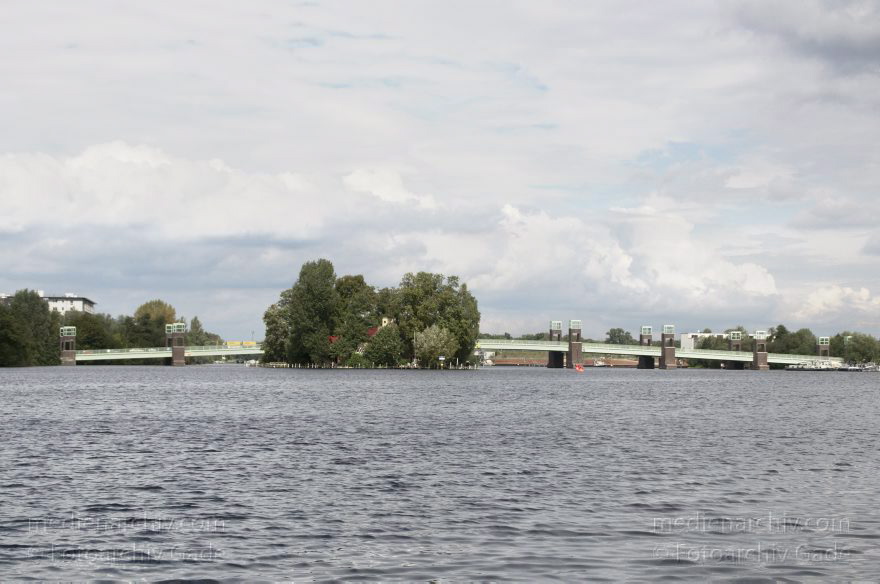 Berlin. Spandau. Havel. Insel Kleiner Wall. Spandauerr See-Brücke
31. 8. 2011. Berlin. Spandau. Fluss. Havel. Insel Kleiner Wall. Spandauerr See-Brücke
Schlüsselwörter: Berlin;Deutschland;Germany;Havel;Insel;Kleiner Wall;Spandau;2011;Spandauer See-Brücke
