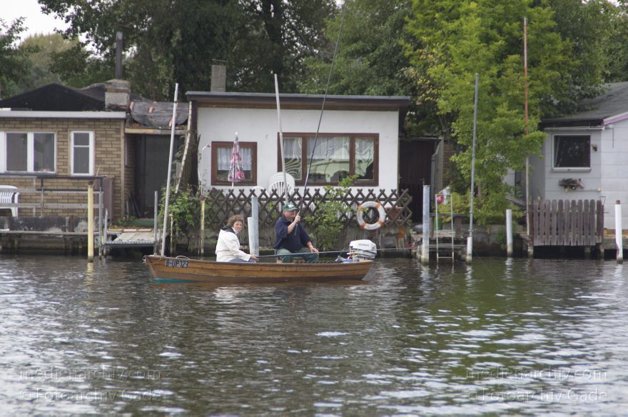 Berlin. Spandau. Havel. Insel Kleiner Wall. Paar beim Angeln im Boot.
31. 8. 2011. Berlin. Spandau. Fluss. Havel. Insel Kleiner Wall. Paar beim Angeln im Boot.
Schlüsselwörter: Angeln;Berlin;Boote;Deutschland;Germany;Havel;Insel;Kleiner Wall;2011;Spandau