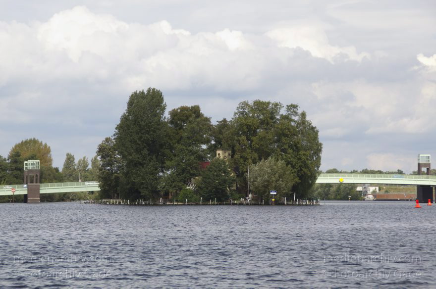 Berlin. Spandau. Havel. Insel Kleiner Wall. Spandauerr See-Brücke
31. 8. 2011. Berlin. Spandau. Fluss. Havel. Insel Kleiner Wall. Spandauerr See-Brücke
Schlüsselwörter: Berlin;Deutschland;Germany;Havel;Insel;Kleiner Wall;Spandau;2011;Spandauer See-Brücke