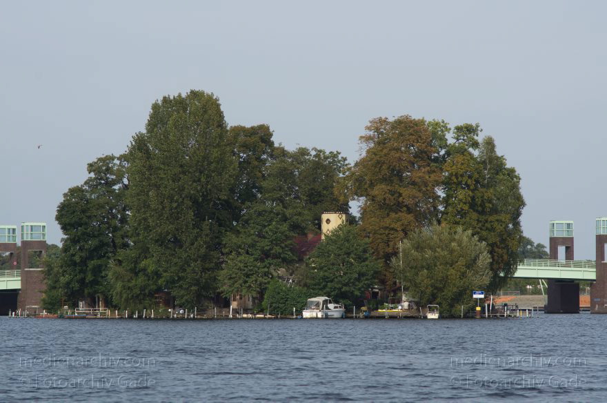 Berlin. Spandau. Havel Insel Kleiner Wall vor der Spandauer-See-Brücke
21. 9. 2012. Berlin. Spandau. Fluss. Obere Havel. Insel Kleiner Wall vor der Spandauer-See-Brücke
Schlüsselwörter: Berlin;Deutschland;Fluss;Germany;Havel;Kleiner Wall;Obere Havel;Spandau;2012;Spandauer-See-Brücke
