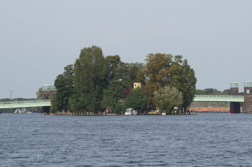 Berlin. Spandau. Havel Insel Kleiner Wall vor der Spandauer-See-Brücke
21. 9. 2012. Berlin. Spandau. Fluss. Obere Havel. Insel Kleiner Wall vor der Spandauer-See-Brücke
Schlüsselwörter: Berlin;Deutschland;Fluss;Germany;Havel;Kleiner Wall;Obere Havel;Spandau;2012;Spandauer-See-Brücke