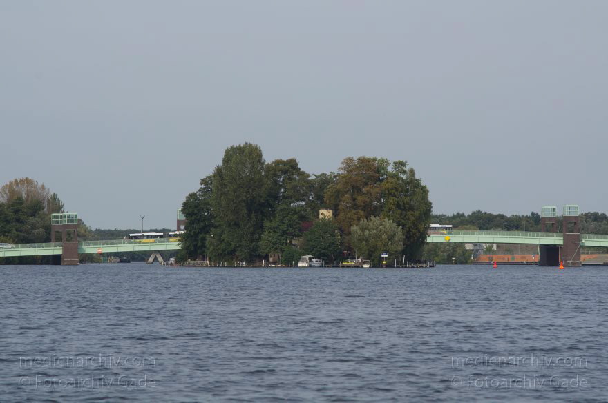 Berlin. Spandau. Havel Insel Kleiner Wall vor der Spandauer-See-Brücke
21. 9. 2012. Berlin. Spandau. Fluss. Obere Havel. Insel Kleiner Wall vor der Spandauer-See-Brücke
Schlüsselwörter: Berlin;Deutschland;Fluss;Germany;Havel;Kleiner Wall;Obere Havel;Spandau;2012;Spandauer-See-Brücke