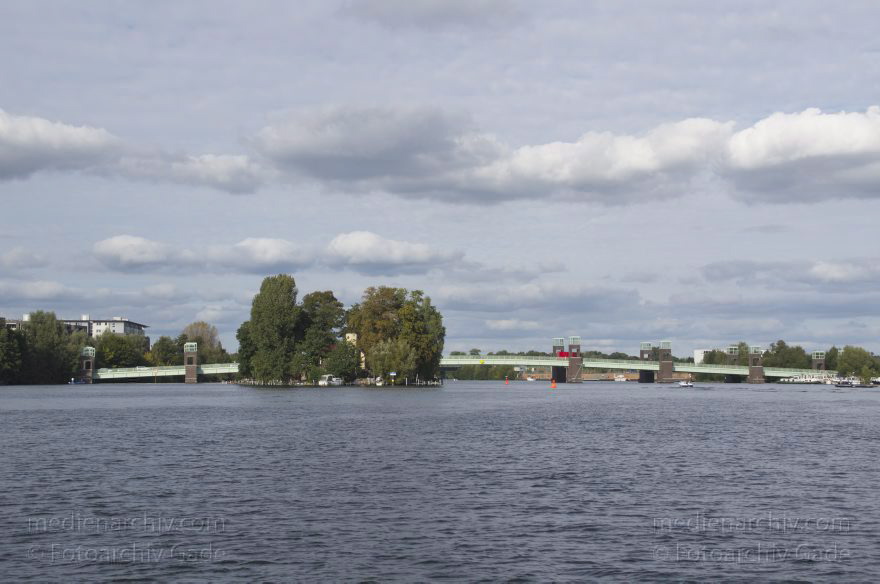 Berlin. Spandau. Havel Insel Kleiner Wall. Spandauer-Damm-Brücke
23. 9. 2012. Berlin. Spandau. Obere Havel. Fluss. Insel Kleiner Wall. Spandauer-Damm-Brücke
Schlüsselwörter: Berlin;Brücke;Deutschland;Fluss;Germany;Havel;Insel;Kleiner Wall;Obere Havel;Spandau;2012;Spandauer-Damm-Brücke