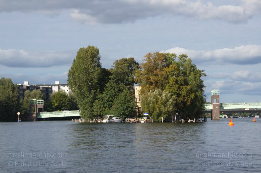 Berlin. Spandau. Havel Insel Kleiner Wall
23. 9. 2012. Berlin. Spandau. Obere Havel. Fluss. Insel Kleiner Wall
Schlüsselwörter: Berlin;Deutschland;Fluss;Germany;Havel;Insel;Kleiner Wall;Obere Havel;2012;Spandau