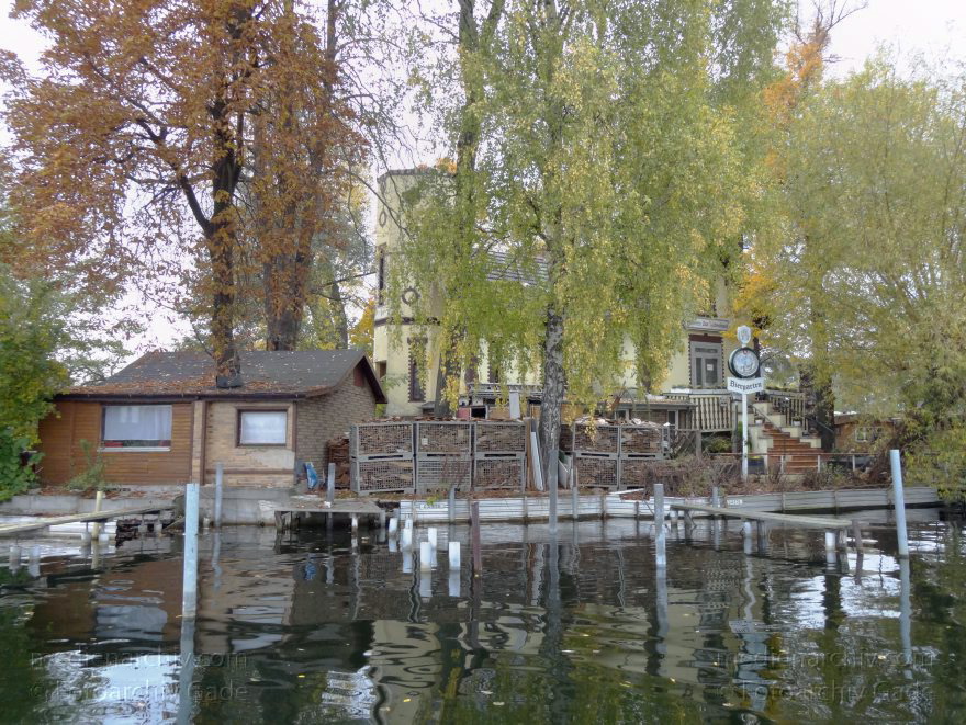 Berlin. Spandau. Havel. Insel Kleiner Wall. Ein Bäum wächst durch ein Hausdach
24. 10. 2012. Berlin. Spandau. Fluss. Havel. Insel Kleiner Wall. Ein Bäum wächst durch ein Hausdach
Schlüsselwörter: Baum;Berlin;Deutschland;Germany;Insel;Kleiner Wall;2011;Spandau