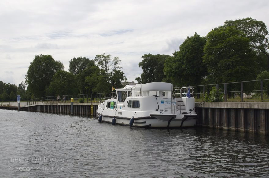 Berlin. Spandau. Nordhafen. Liegeplatz für Boot. Charterboot. Motorboote
16. 6. 2013. Berlin. Spandau. Nordhafen andem Fluss Havel. Liegeplatz für Boote. Charterboot. Motorboote
Schlüsselwörter: Berlin;Germany;Havel;Motorboote;Nordhafen;2013;Spandau