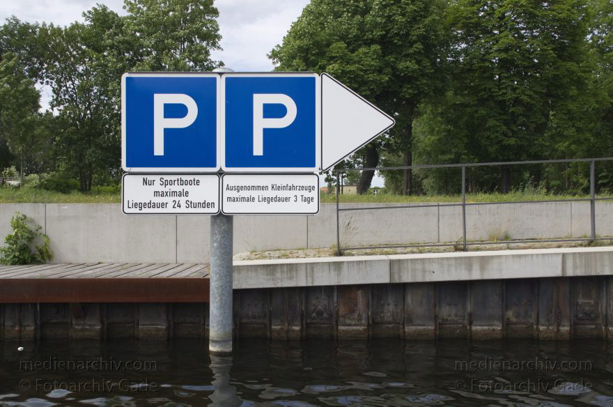 Berlin. Spandau. Nordhafen. Liegeplatz für Boot
16. 6. 2013. Berlin. Spandau. Nordhafen andem Fluss Havel. Liegeplatz für Boote
Schlüsselwörter: Berlin;Germany;Havel;Nordhafen;2013;Spandau
