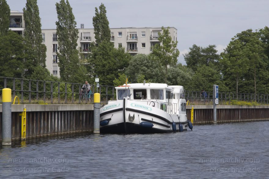 Berlin. Spandau. Nordhafen. Liegeplatz für Boot. Charterboot. Motorboote
16. 6. 2013. Berlin. Spandau. Nordhafen andem Fluss Havel. Liegeplatz für Boote. Charterboot. Motorboote
Schlüsselwörter: Berlin;Germany;Havel;Motorboote;Nordhafen;2013;Spandau