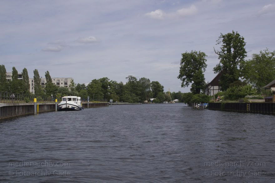 Berlin. Spandau. Nordhafen. Liegeplatz für Boot. Charterboot. Motorboote
16. 6. 2013. Berlin. Spandau. Nordhafen andem Fluss Havel. Liegeplatz für Boote. Charterboot. Motorboote
Schlüsselwörter: Berlin;Germany;Havel;Motorboote;Nordhafen;2013;Spandau