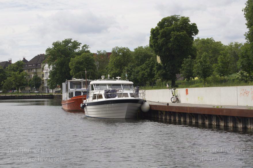 Berlin. Spandau. Nordhafen. Liegeplatz für Boot. Motorboote
16. 6. 2013. Berlin. Spandau. Nordhafen andem Fluss Havel. Liegeplatz für Boote. Motorboote
Schlüsselwörter: Berlin;Boote;Germany;Havel;Motorboote;Nordhafen;2013;Spandau