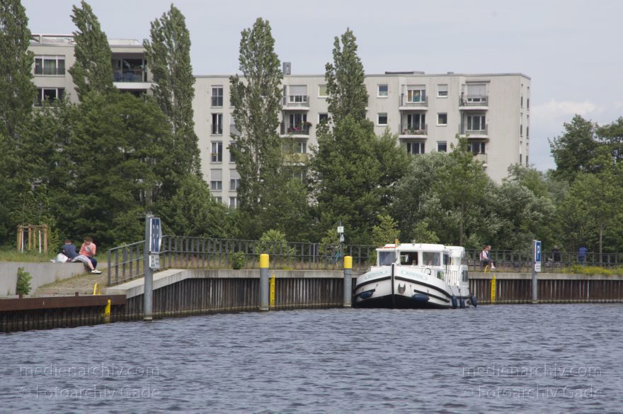 Berlin. Spandau. Nordhafen. Liegeplatz für Boot. Charterboot. Motorboote
16. 6. 2013. Berlin. Spandau. Nordhafen andem Fluss Havel. Liegeplatz für Boote. Charterboot. Motorboote
Schlüsselwörter: Berlin;Germany;Havel;Motorboote;Nordhafen;2013;Spandau