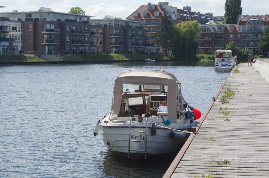 Berlin. Spandau. Motorboot im Nordhafen
14. 8. 2012. Berlin. Spandau. Motorboot im Nordhafen. Stichkanal der Havel. ehemaliger Binnenschiffhafen
Schlüsselwörter: Berlin;Deutschland;Fluss;Germany;Havel;Motorboot;Nordhafen;2012;Spandau