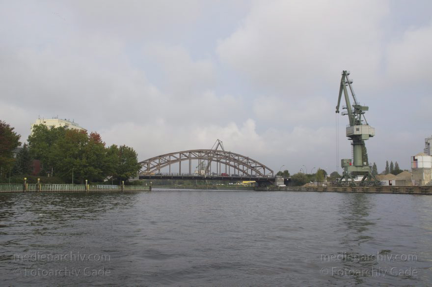 Berlin. Spandau. Havel. Brücke
27. 9. 2011. Berlin. Spandau. Fluss Havel. Brücke
Schlüsselwörter: Berlin;Boote;Brücke;Deutschland;Fluss;Germany;Havel;Schiffe;2011;Spandau