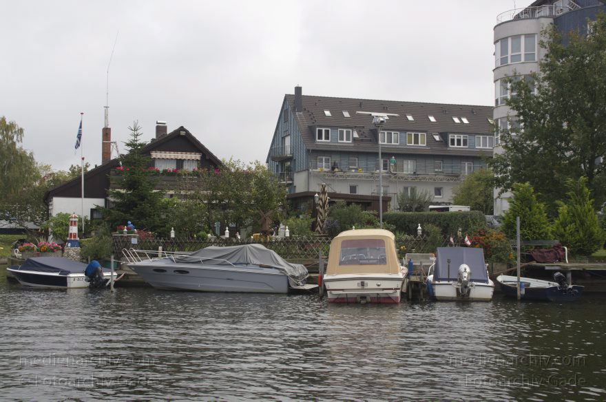Berlin. Spandau. Havel. Seitenarm bei Tiefwerder. Boote. Liegeplatz. Motorboote
27. 9. 2011. Berlin. Spandau. Fluss Havel. Seitenarm bei Tiefwerder. Boote. Liegeplatz. Motorboote
Schlüsselwörter: Berlin;Boote;Deutschland;Fluss;Germany;Havel;Liegeplatz;Schiffe;2011;Spandau