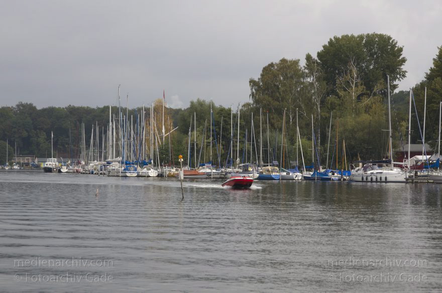 Berlin. Spandau. Stößensee. Boote
27. 9. 2011. Berlin. Spandau. Stößensee. Boote
Schlüsselwörter: Berlin;Boote;Deutschland;Germany;Spandau;2011;Stößensee