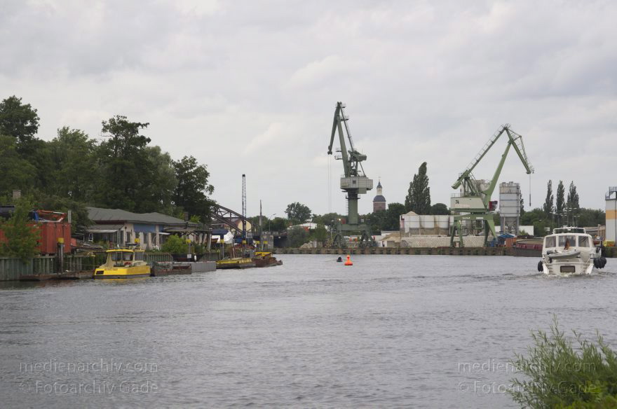 Berlin. Spandau. Havel bei Tiefwerder. Hafenanlangen der Behala. Kran
30. 6. 2013. Berlin. Spandau. Fluss Havel bei Tiefwerder. Hafenanlangen der Behala. Kran
Schlüsselwörter: Behala;Berlin;Boote;Fluss;Germany;Havel;Kran;Motorboote;Spandau;2013;Tiefwerder
