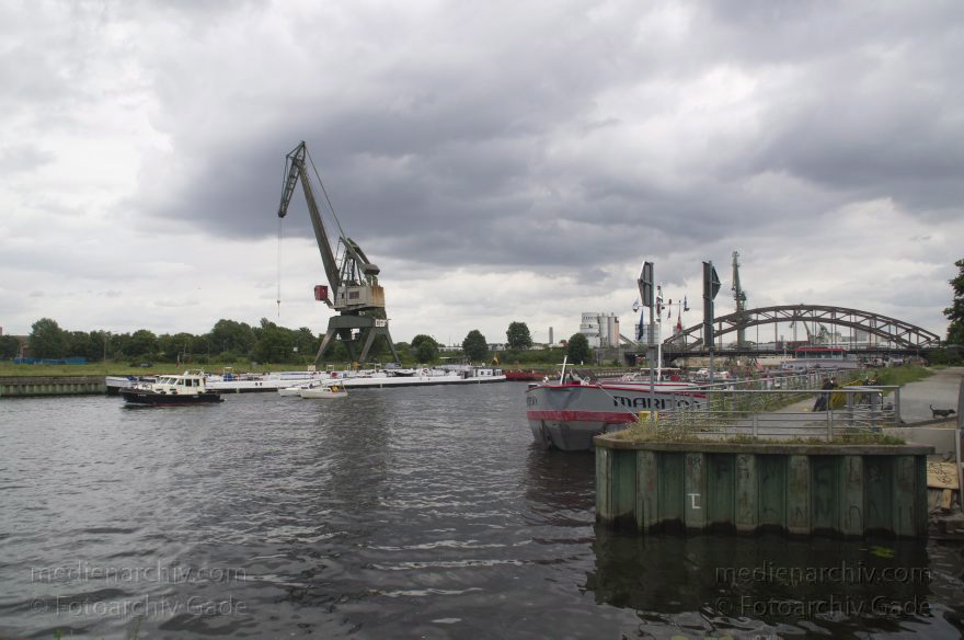 Berlin. Spandau. Havel bei Tiefwerder. Hafenanlangen der Behala. Kran
30. 6. 2013. Berlin. Spandau. Fluss Havel bei Tiefwerder. Hafenanlangen der Behala. Kran
Schlüsselwörter: Behala;Berlin;Boote;Fluss;Germany;Havel;Kran;Motorboote;Spandau;2013;Tiefwerder