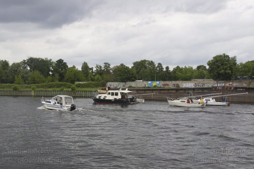 Berlin. Spandau. Havel bei Tiefwerder. Motorboot mit Segelbooten im Schlepp
30. 6. 2013. Berlin. Spandau. Fluss Havel bei Tiefwerder. Motorboot mit Segelbooten im Schlepp
Schlüsselwörter: Berlin;Boote;Fluss;Germany;Havel;Motorboote;Segelboote;Spandau;2013;Tiefwerder