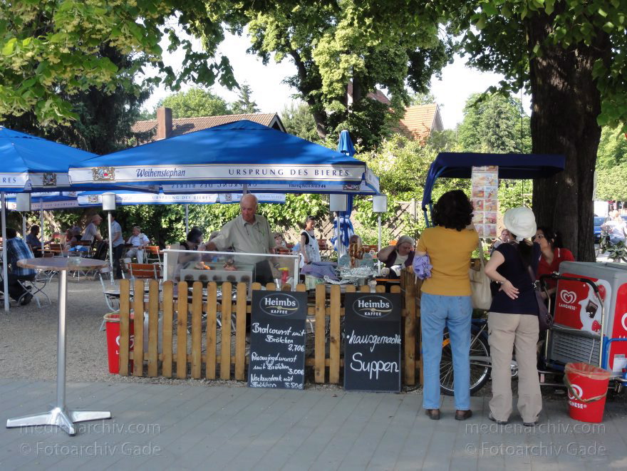 Berlin. Spandau. Kladow. Gartenlokal
4. 6. 2011. Berlin. Spandau. Kladow. Restaurant. Gartenlokal. Biergarten
Schlüsselwörter: Berlin;Boote;Deutschland;Gartenlokal;Germany;Havel;Kladow;Restaurant;Sonnenschirme;2011;Spandau