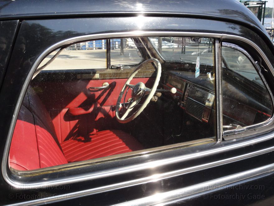 Berlin. Spandau. Kladow. Auto. Oldtimer
4. 6. 2011. Berlin. Spandau. Kladow. Auto. Schwarzer Oldtimer mit roten Sitzen und verchromten Leisten
Schlüsselwörter: Auto;Berlin;Boote;Deutschland;Germany;Havel;Kladow;Oldtimer;2011;Spandau