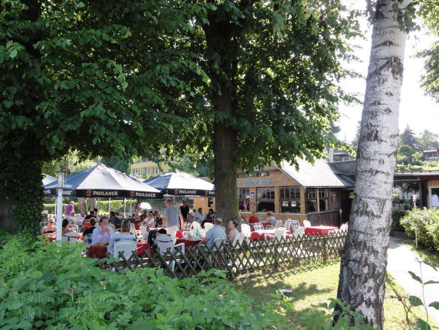 Berlin. Spandau. Kladow. Biergarten. Restaurant
4. 6. 2011. Berlin. Spandau. Kladow. Am Fluss Havel. Biergarten. Restaurant. Gartenlokal
Schlüsselwörter: Berlin;Biergarten;Deutschland;Gartenlokal;Germany;Kladow;Restaurant;2011;Spandau