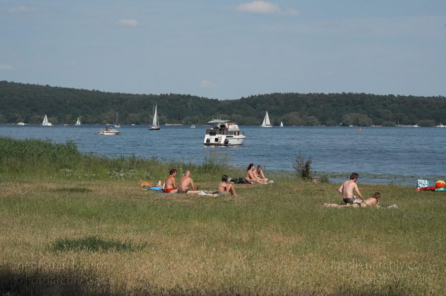 Berlin. Spandau. Kladow. An der Havel.
4. 6. 2011. Berlin. Spandau. Kladow. Am Fluss Havel. Sonnende Menschen auf der Wiese am Ufer
Schlüsselwörter: Berlin;Boote;Deutschland;Freizeit;Germany;Havel;Kladow;sonnen;Spandau;Ufer;2011;Wiese