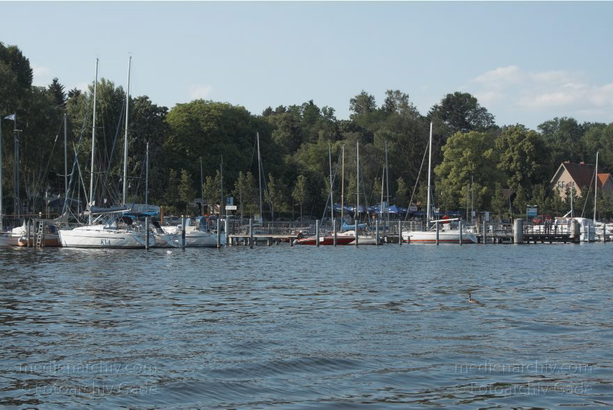 Berlin. Spandau. Kladow. An der Havel. Bootsliegeplatz. Marina
4. 6. 2011. Berlin. Spandau. Kladow. Am Fluss Havel. Bootsliegeplatz. Marina. Gastanleger für Sportboote.
Schlüsselwörter: Berlin;Boote;Bootsliegeplatz;Deutschland;Germany;Havel;Kladow;Marina;2011;Spandau